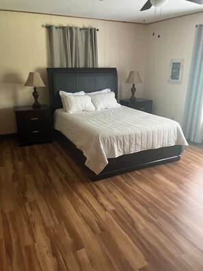 5 bedrooms, iron/ironing board, travel cot, free WiFi - Come enjoy the fall colors! (Walland)