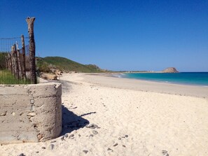 Una playa cerca, sillas reclinables de playa, toallas de playa
