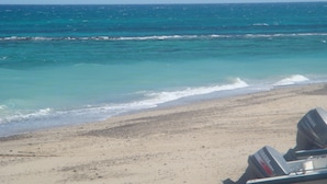 A beach with clear turquoise water and a sandy shore. - Private 2 Bedroom Complex Close To Beach (Cabo Pulmo)