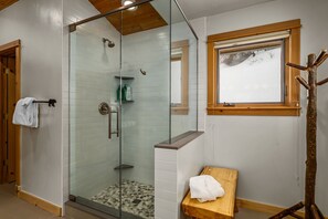 Ensemble douche/baignoire, sèche-cheveux, serviettes fournies
