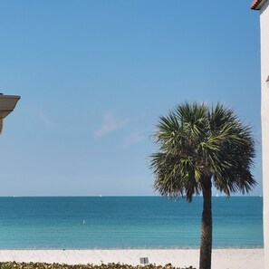 Playa privada, camastros y toallas de playa