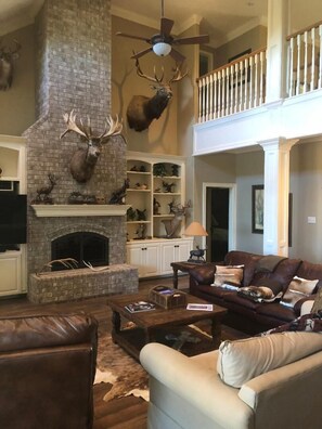 TV, fireplace, DVD player - Whitetail Ranch Manor Retreat (Bryan)