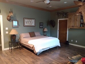 5 bedrooms, iron/ironing board, WiFi, bed sheets