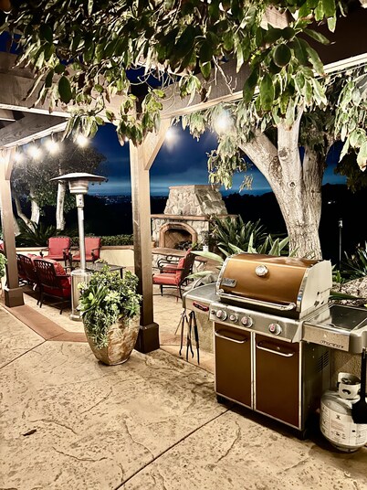 Quiet Guest Home With Beautiful Views + Pool and jacuzzi!