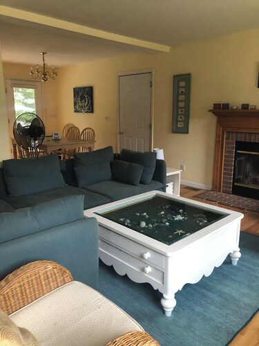 Narraganett 4BR, Pier Neighborhood, Walk 2 Amenities, Dog-friendly, dead-end st.