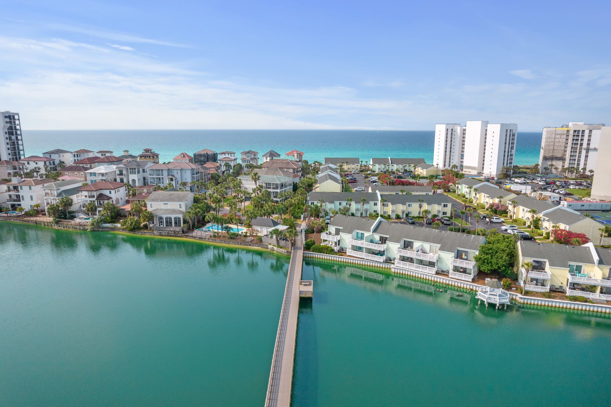 Pet Friendly, Water view Decks plus Pickle Ball, 5 min. walk to private beach