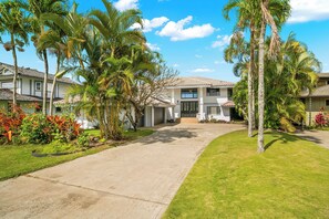 Exterior - Luxury Oceanfront Escape – A/C, Hot Tub, 5 bedrooms & Stunning Ocean Views! (Princeville)