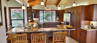 Luxury Oceanfront Escape – A/C, Hot Tub, 5 bedrooms & Stunning Ocean Views!