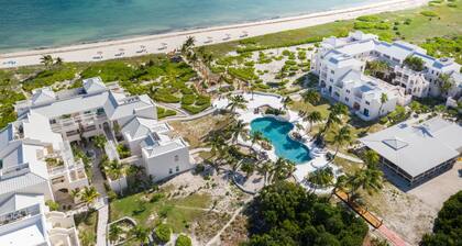 Beautiful upgraded 1 bdrm & sofa bed stunning views , pool hot tub , 2nd floor,