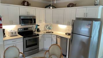 Een koelkast, een microgolfoven, een oven, een kookplaat