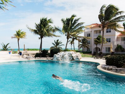 Beautiful upgraded 1 bdrm & sofa bed stunning views , pool hot tub , 2nd floor,