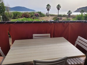 Outdoor dining - Apartment in the Gulf of Lava, beautiful sea view and 50 meters from the beach. (Alata)