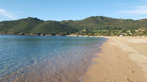 Appartement au Golfe de Lava, très belle vue mer et à 50 mètres de la plage.