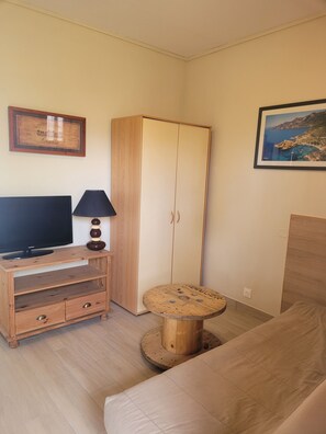 1 chambre, bureau, fer et planche à repasser
