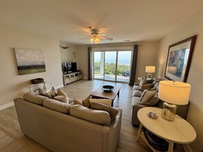 Smart-TV, DVD-Player, Bücher, Videothek