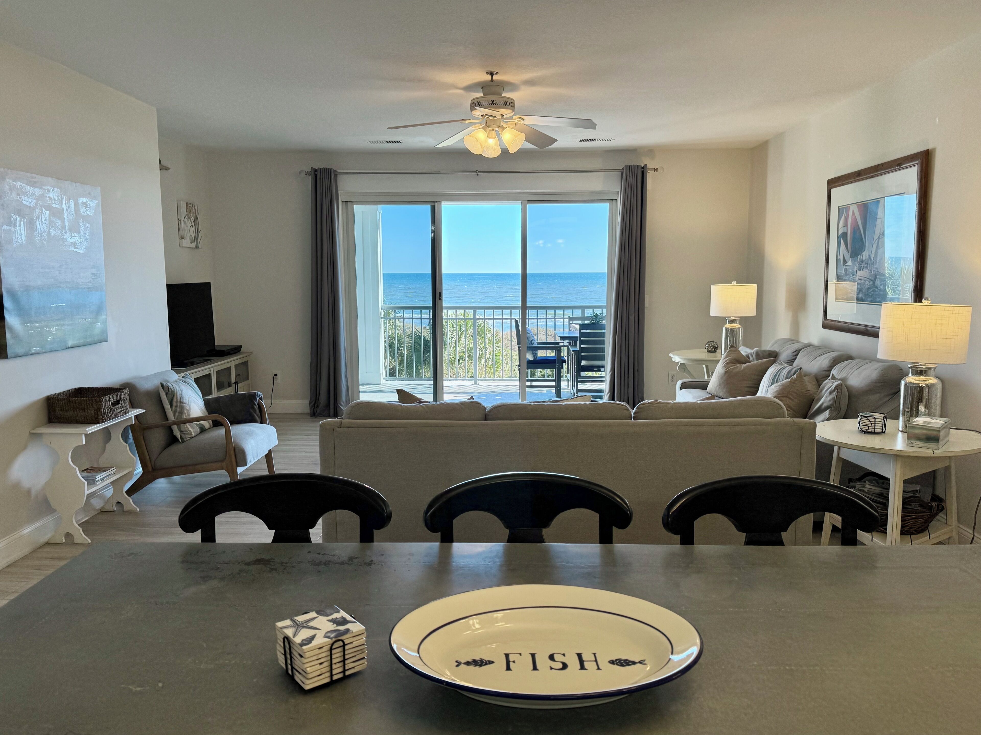 TV connectée, lecteur de DVD, livres, vidéothèque