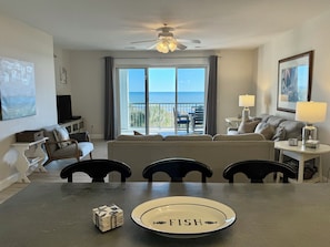 Smart-TV, DVD-Player, Bücher, Videothek