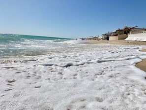 En la playa y camastros 