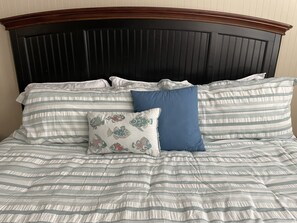 4 bedrooms, iron/ironing board, free WiFi, bed sheets - New 3rd Full Bathroom for 2025. Best lake and mountain views. Super clear water (Kingsland)