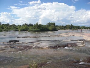 Beach - New 3rd Full Bathroom for 2025. Best lake and mountain views. Super clear water (Kingsland)