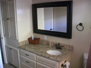 Shower, hair dryer, towels, soap - New 3rd Full Bathroom for 2025. Best lake and mountain views. Super clear water (Kingsland)