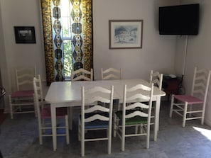 Dining - Alone Mill Schoolhouse - A paradise for outdoor lovers (Lexington)
