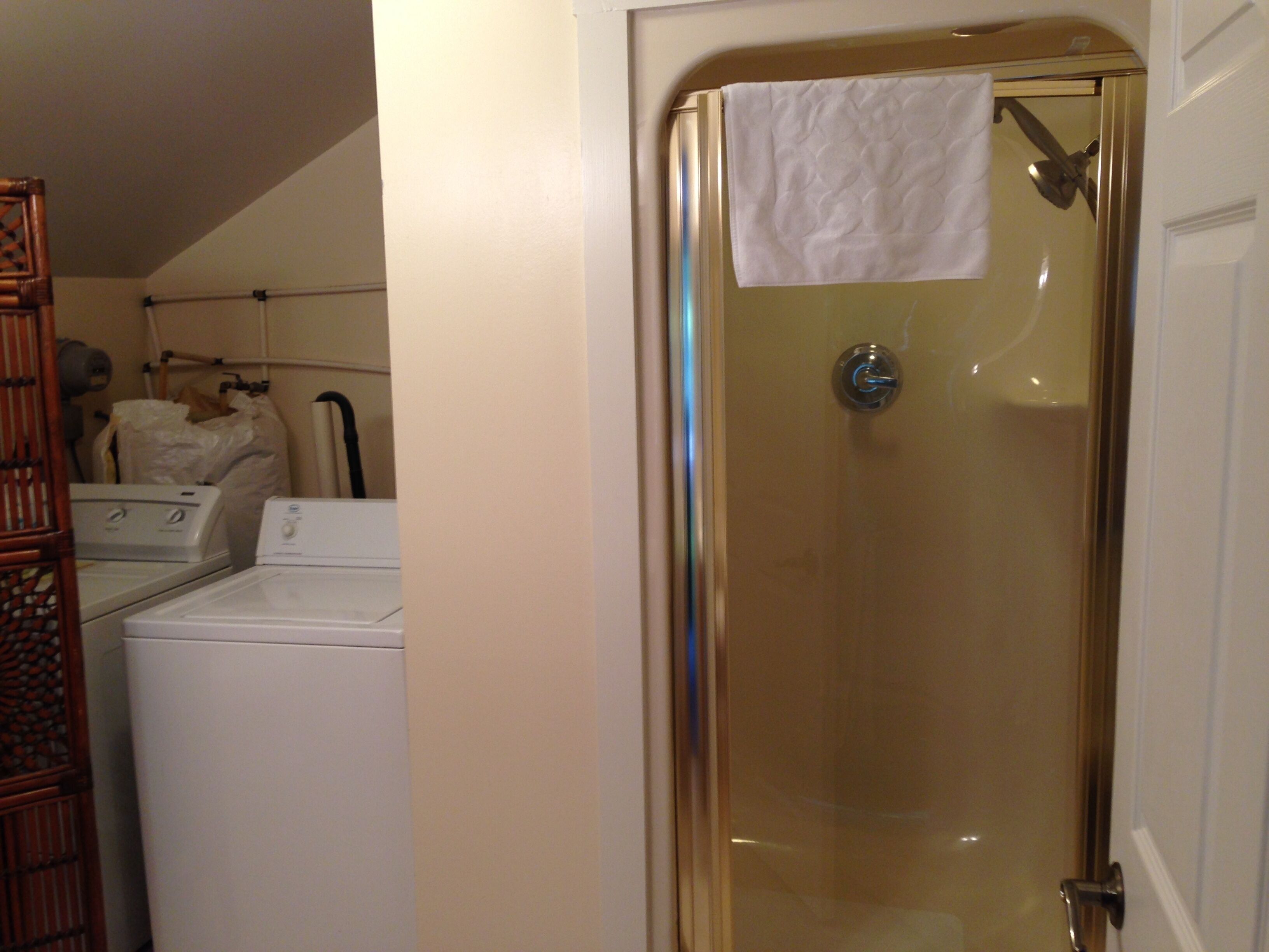 Ensemble douche/baignoire, sèche-cheveux, serviettes fournies, savon