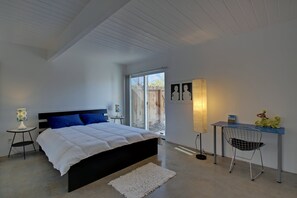 3 bedrooms, desk, iron/ironing board, WiFi