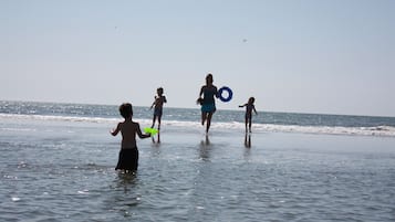 Ubicación cercana a la playa y tumbonas