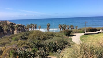 Beach nearby, sun loungers, beach towels