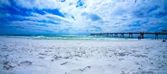 Waterfront Studio with two Pools, Grills, Pet Friendly