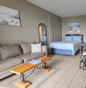 TV - Waterfront Studio with two Pools, Grills, Pet Friendly (Fort Walton Beach)