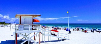 Waterfront Studio with two Pools, Grills, Pet Friendly