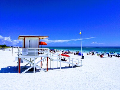 Waterfront Studio with two Pools, Grills, Pet Friendly