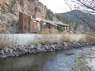 Convenient Downtown Loft With Balcony, At River Confluence, Walk To Restaurants