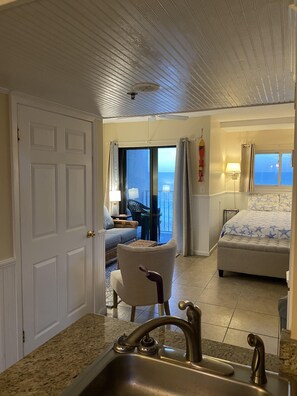 Tabla de planchar con plancha, wifi gratis y ropa de cama 