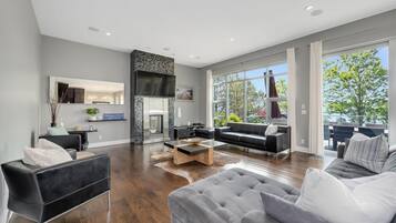 TV connectée, cheminée, lecteur de DVD, baby-foot