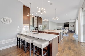 Fridge, microwave, oven, stovetop - Sandy Shores: Stunning Modern Beach House with Sunset views over Lake Michigan (Benton Harbor)