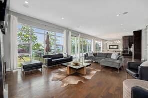 Smart-TV, Kamin, DVD-Player, Tischfußball