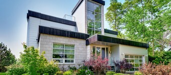 サンディショアーズ：ミシガン湖の夕日を望むモダンなビーチハウス