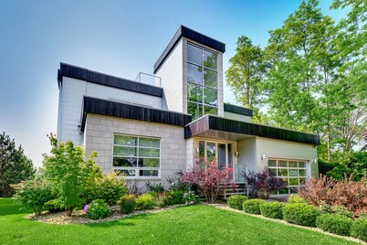 Sandy Shores: Stunning Modern Beach House with Sunset views over Lake Michigan