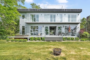 Exterior - Sandy Shores: Stunning Modern Beach House with Sunset views over Lake Michigan (Benton Harbor)