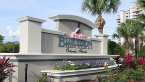 A sign for Blue Heron Beach Resort in Orlando, Florida, with a decorative bird and flowers. - DISNEY area CONDO 2 KING BEDS 2 BUNKS 2 BATHS Large 1350 sq ft Lake View 10th fl (Orlando)