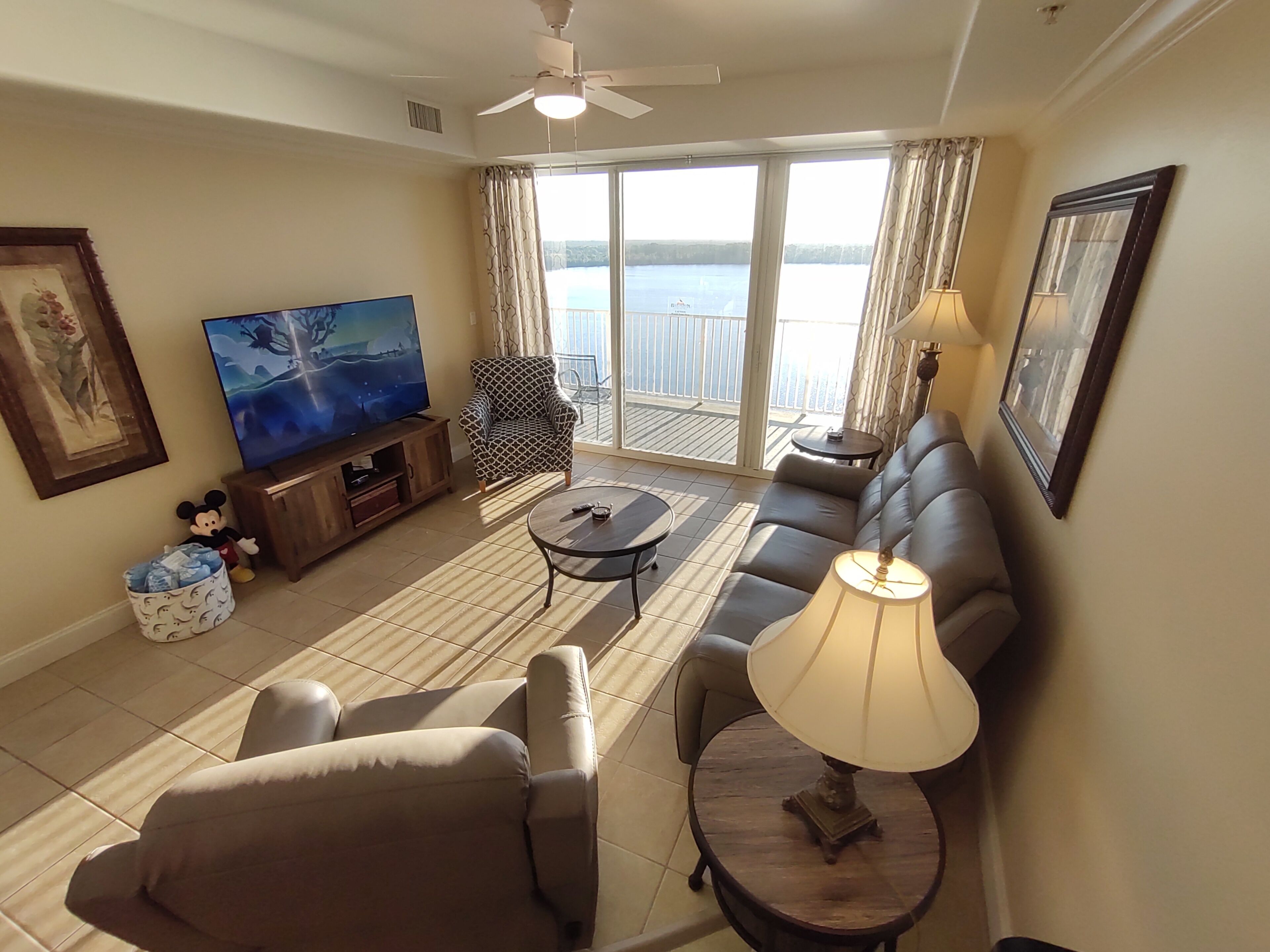 Smart-TV, DVD-Player, Stereoanlage