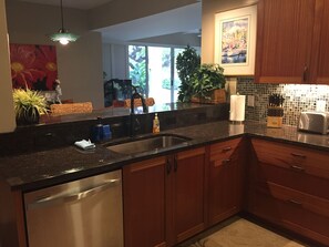 Fridge, microwave, oven, stovetop - RENOVATED PROPERTY!! Book now! E101 (Waikoloa)