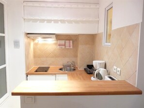 Kjøleskap, mikrobølgeovn, kokeplater og kaffetrakter/tekoker