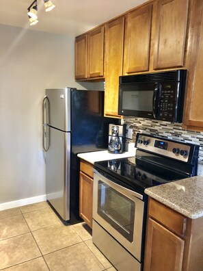 Refrigerador, microondas, parrilla de estufa y lavavajillas 