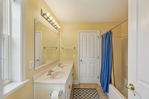 Ensemble douche/baignoire, sèche-cheveux