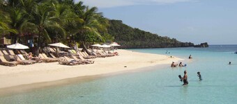 SPEKTAKULÄRE JUNGLE BALDACHIN TREE HOUSE mit Wasserfall POOL & GYM!