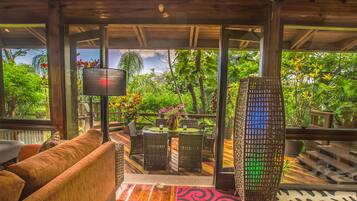 Fernseher, DVD-Player, BĂŒcher, Musikbibliothek